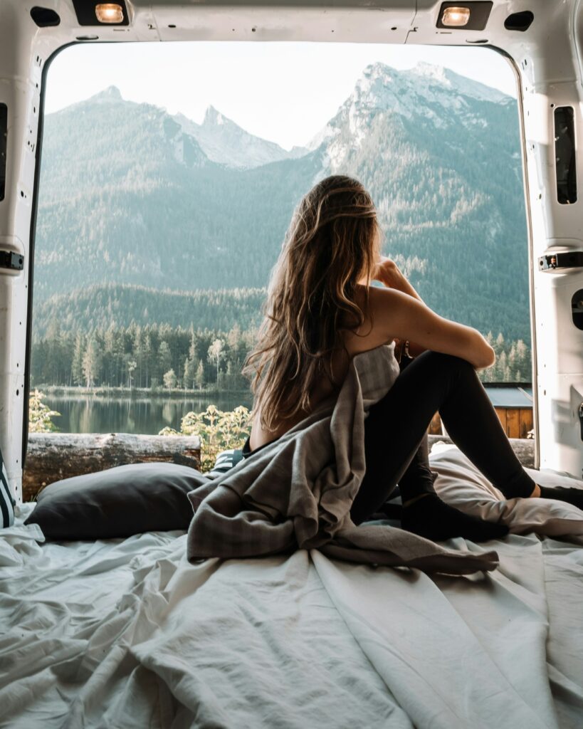 Personne féminine dans son van regardant les montagnes