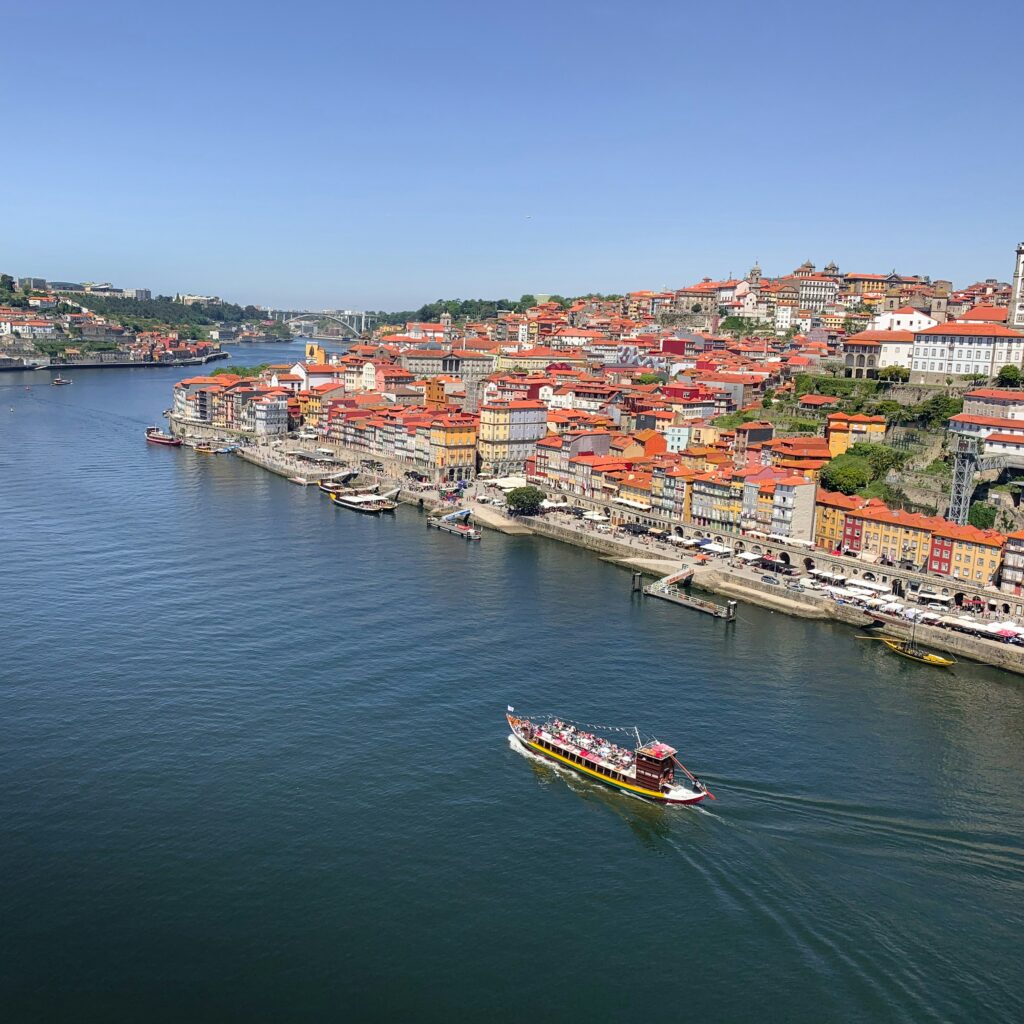 Portugal en Van, ville de porto son fleuve et un bateau passant dessus