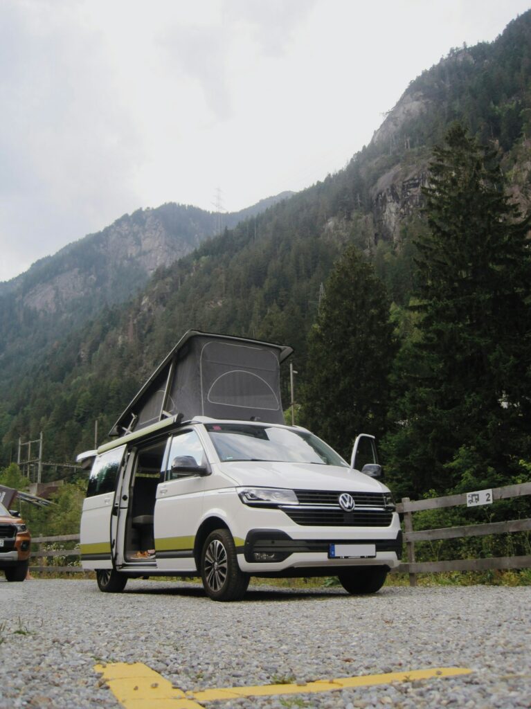 Volkswagen T7 California devant montagne avec toit relevable ouvert