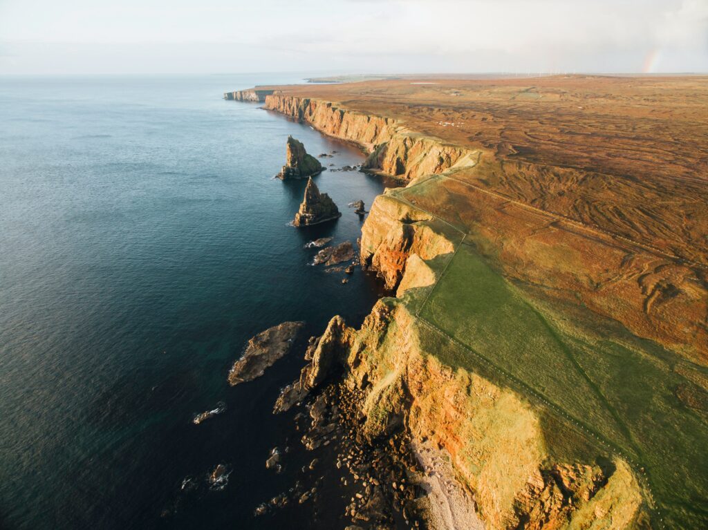 Road trip en Écosse en Van vue sur la mer et les falaises