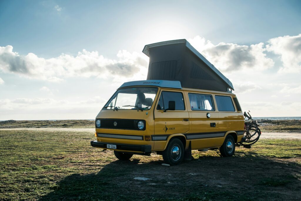 Volkswagen Combi avec toit relevable ouvert devant soleil